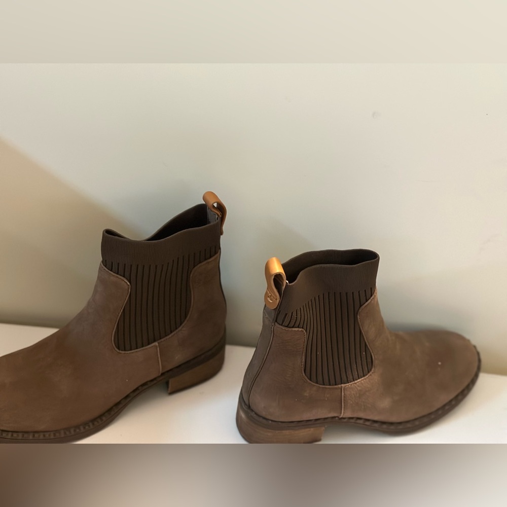Gentle Souls by Kenneth Cole Ladies best Chelsea booties Expresso Brown pull on